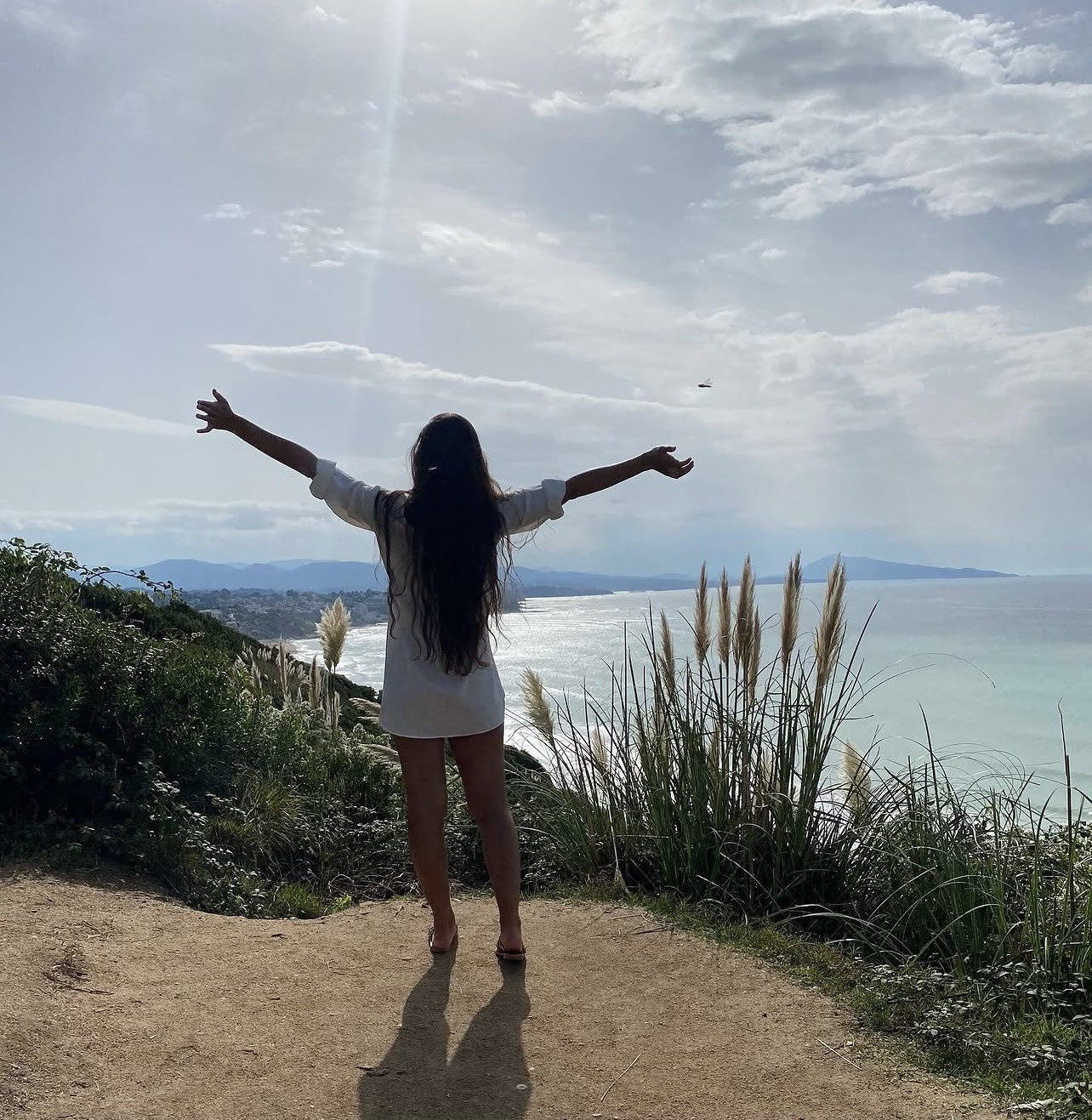 Silhouette face à l'océan sur la côte basque, ancrage dans la nature d'une facialiste à Biarritz et Bidart