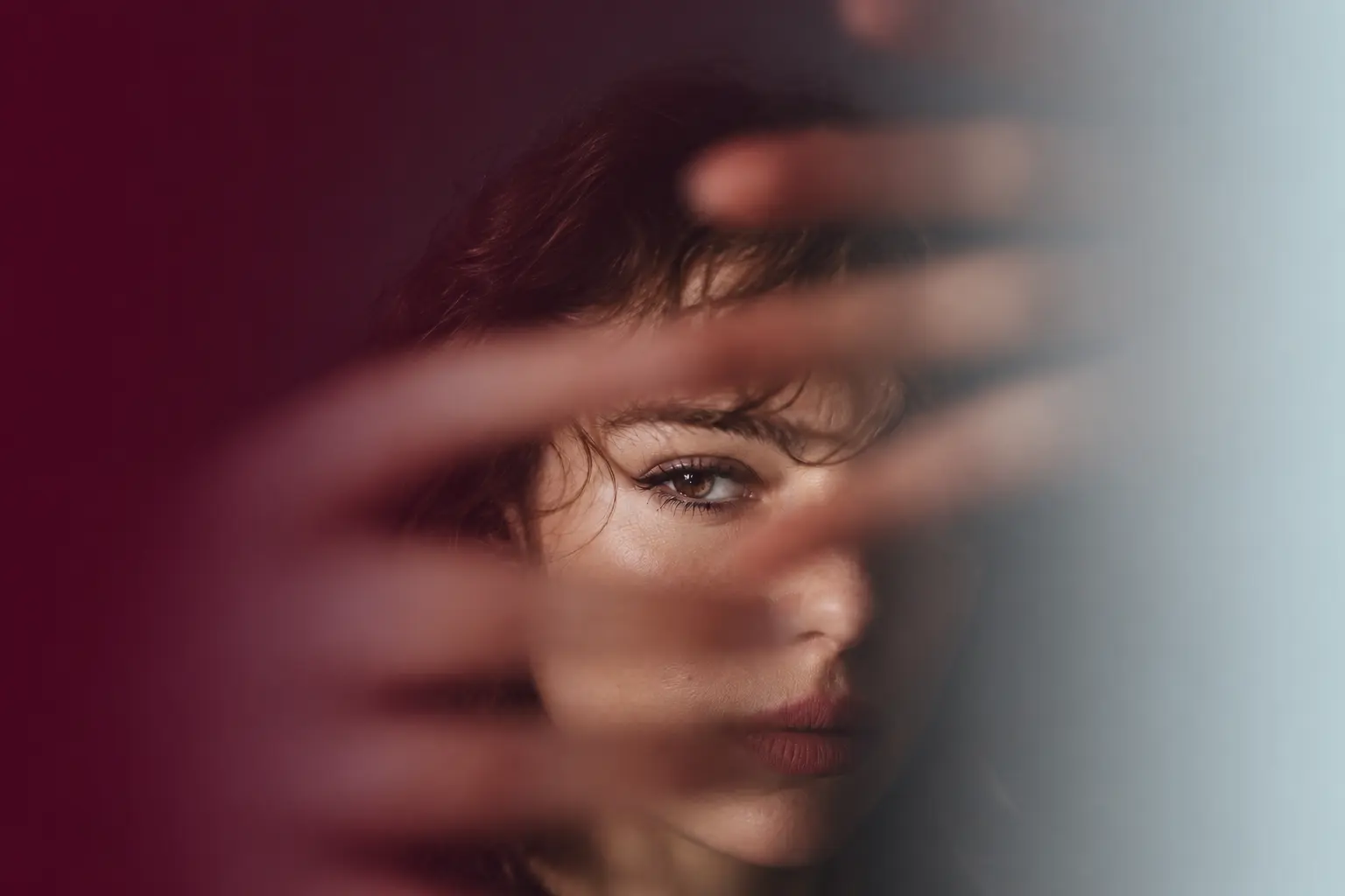 Portrait d'une femme au regard révélé par le toucher, symbole du lifting naturel du visage pratiqué à Biarritz et Bidart